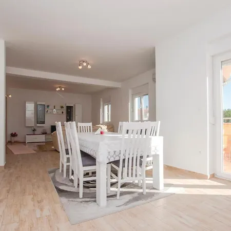 Four-bedroom In Lejlighed