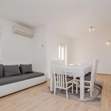 Four-bedroom In Apartmán